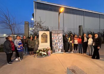 Familias del Pitanxo se concentran ante la placa conmemorativa de Marín tras conocerse el «importante» informe pericial