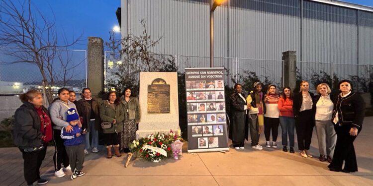 Familias del Pitanxo se concentran ante la placa conmemorativa de Marín tras conocerse el «importante» informe pericial