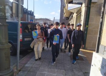 Estudantes do IES Val Miñor promoven o galego entre o comercio local
