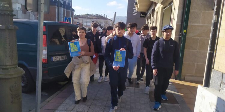 Estudantes do IES Val Miñor promoven o galego entre o comercio local