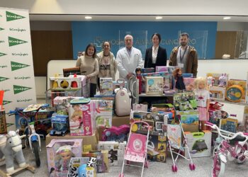 El Corte Inglés dona juguetes para los niños en tratamiento oncológico en el Álvaro Cunqueiro