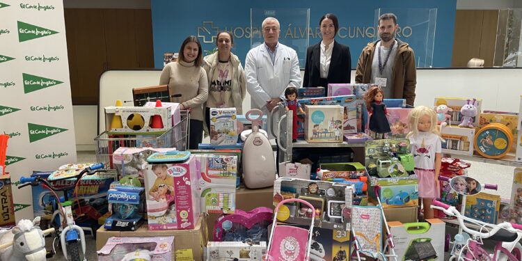El Corte Inglés dona juguetes para los niños en tratamiento oncológico en el Álvaro Cunqueiro