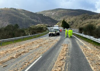 Desviado el tráfico en la A-52 en A Cañiza por la presencia de restos y grasa en la calzada