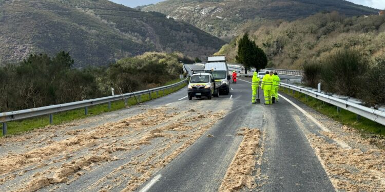 Desviado el tráfico en la A-52 en A Cañiza por la presencia de restos y grasa en la calzada