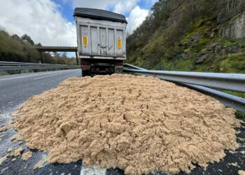 Desviado el tráfico en la A-52 en A Cañiza por la presencia de restos y grasa en la calzada