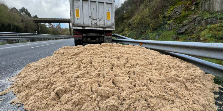 Desviado el tráfico en la A-52 en A Cañiza por la presencia de restos y grasa en la calzada