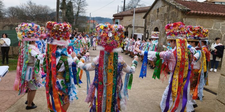 La borrasca Karlotta «alarga» el Entroido hasta marzo. Estos son los municipios que aplazan (o no) la celebración