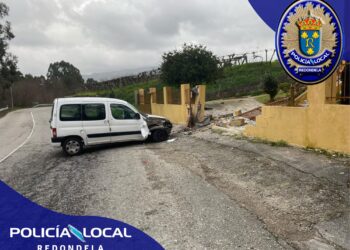 Una conductora herida y un muro derribado en Redondela tras salirse de la vía una furgoneta