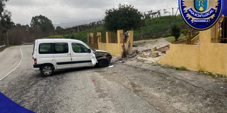 Una conductora herida y un muro derribado en Redondela tras salirse de la vía una furgoneta