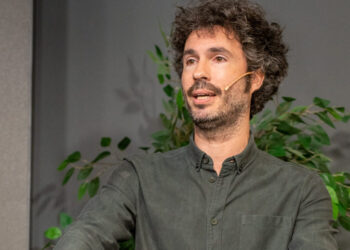 El periodista vigués Luis García Rey, ganador del Premio Primavera de Novela 2024