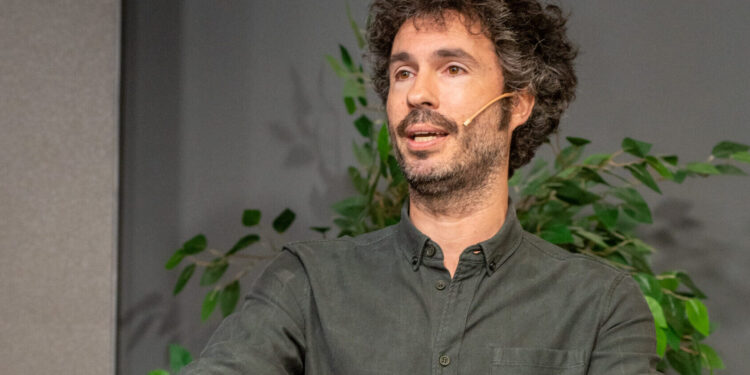 El periodista vigués Luis García Rey, ganador del Premio Primavera de Novela 2024