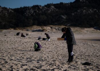 Ecologistas denuncian la existencia de pélets todavía en playas y la Xunta lo califica de «residual»