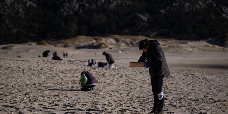 Ecologistas denuncian la existencia de pélets todavía en playas y la Xunta lo califica de «residual»