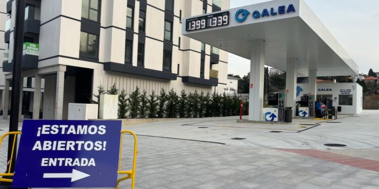 Primer día de la polémica gasolinera «low cost» de Tomás Alonso aunque sin los precios más bajos