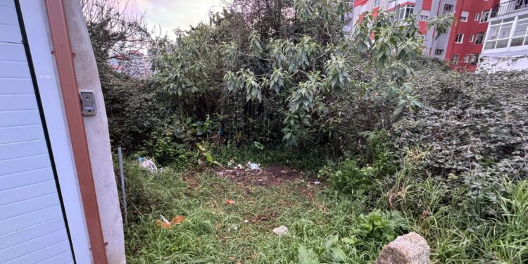 Hallan un cadáver desmembrado metido en una maleta en un solar de Vigo