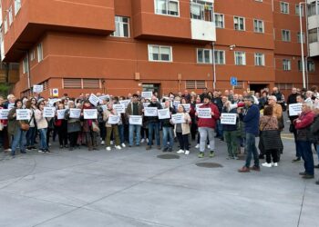Vecinos de Teis salen a la calle para reclamar más médicos por las tardes