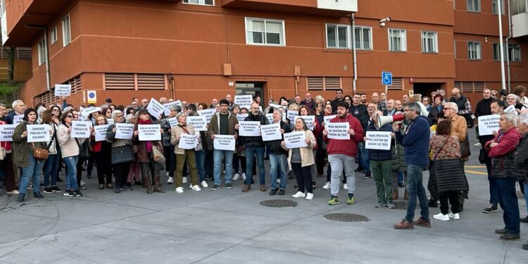 Vecinos de Teis salen a la calle para reclamar más médicos por las tardes