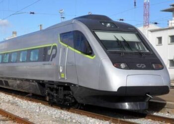 Portugal frena a Ayuso: «La prioridad es la conexión ferroviaria entre Lisboa y Vigo»