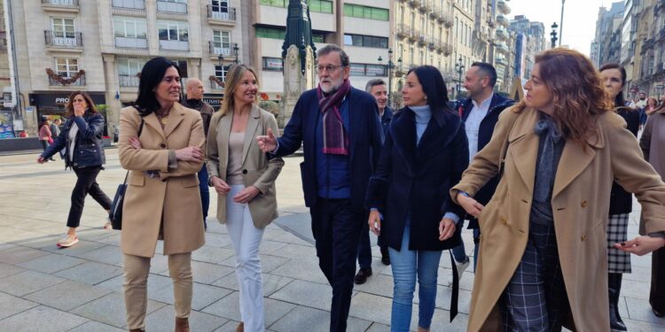 Rajoy pide el voto para el PP en Vigo entre abrazos y agradecimientos por su gestión