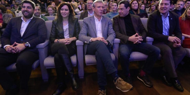 Moreno se suma a la campaña y estará el sábado con Rueda en Santiago, mientras que Ayuso recalará en Vigo el 15