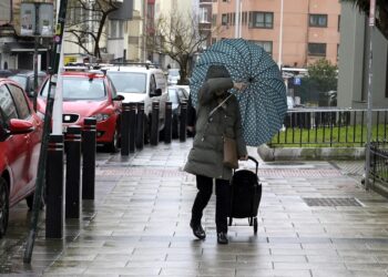 Rachas de viento de más de 100 km/h, decenas de incidencias y vuelos desviados tras el paso por Vigo de la borrasca Karlotta