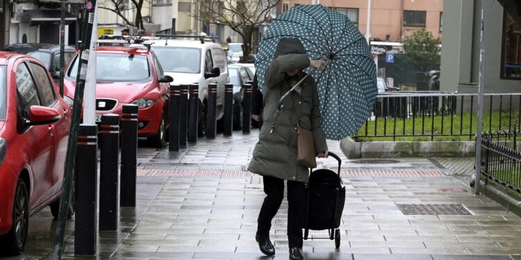 Rachas de viento de más de 100 km/h, decenas de incidencias y vuelos desviados tras el paso por Vigo de la borrasca Karlotta