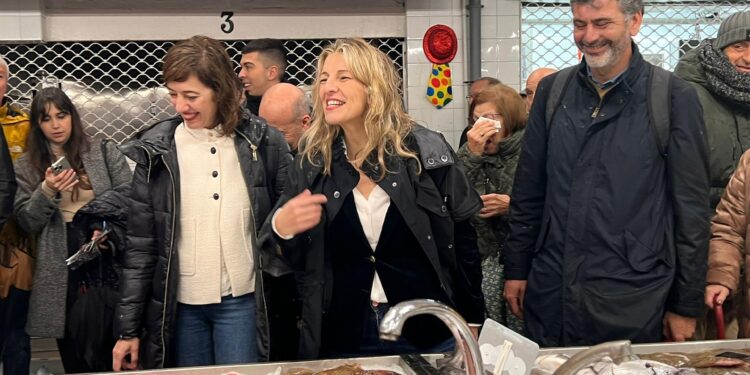 Yolanda Díaz se ‘empapa’ por Sumar para que los gallegos «rematen la faena» de Feijóo con la «salida» del PP