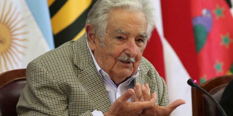 Pepe Mujica, expresidente de Uruguay, pide a los gallegos de «allá y acá» que voten a Pontón