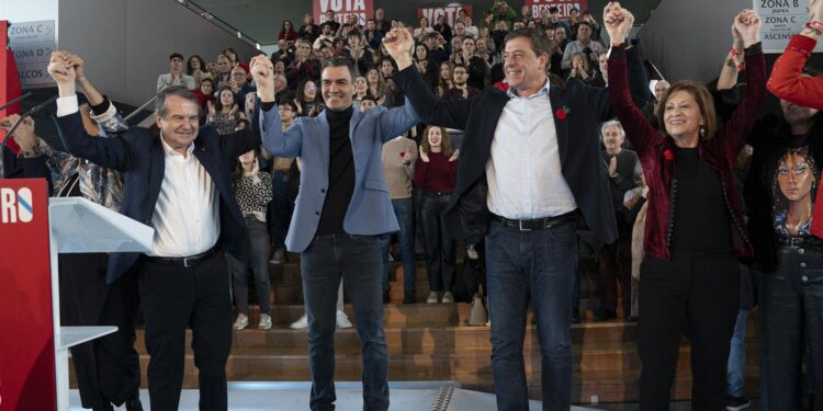 Sánchez reivindica a Besteiro: «No nos jugamos el futuro de Feijóo, sino el de Galicia»