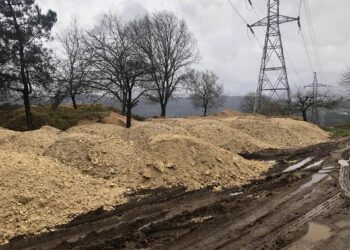 Los vecinos de Cabral alertan de vertidos en el monte de Cotogrande