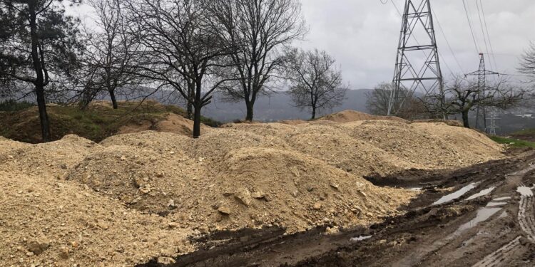 Los vecinos de Cabral alertan de vertidos en el monte de Cotogrande