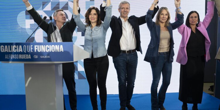 Ayuso llama a parar en Galicia el «proyecto de desmembramiento de España» organizado por Sánchez