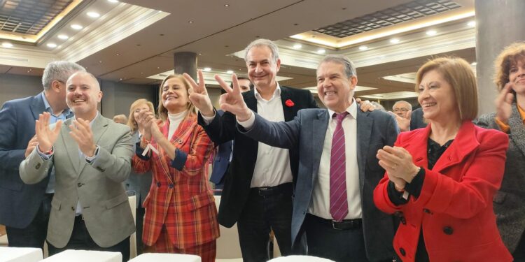 Zapatero prevé «sorpresa» e insta al PP a pedir «perdón» a Besteiro por la maniobra «asquerosa» y el acoso judicial