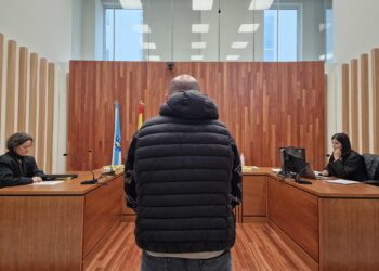 Multado con 2.280 euros por manosear y besar a una camarera sin su consentimiento