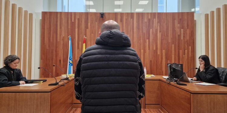 Multado con 2.280 euros por manosear y besar a una camarera sin su consentimiento