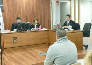 El acusado de violar a la hija de su pareja en Baiona atribuye la denuncia a una «bronca» con la niña