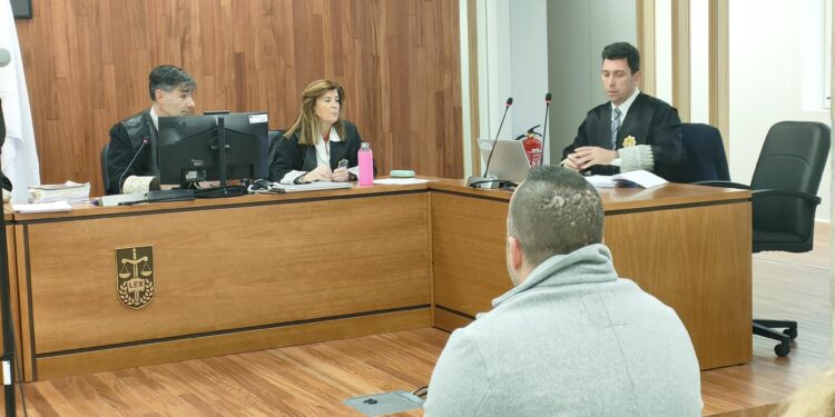 El acusado de violar a la hija de su pareja en Baiona atribuye la denuncia a una «bronca» con la niña