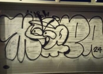 Sorprendidos dos grafiteros de 35 años en un edificio en García Barbón