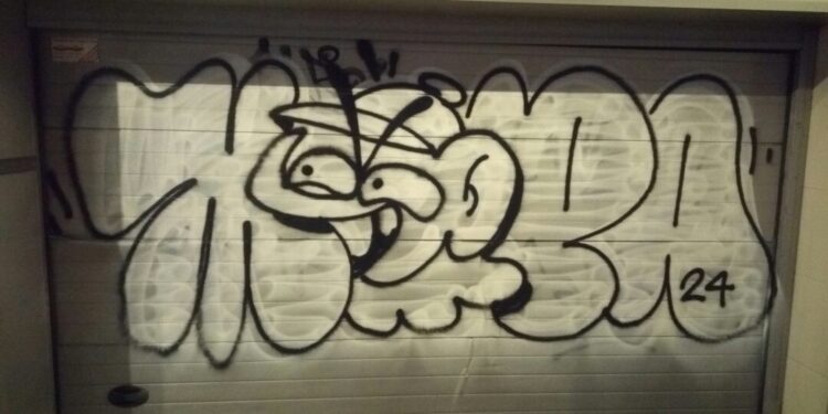 Sorprendidos dos grafiteros de 35 años en un edificio en García Barbón