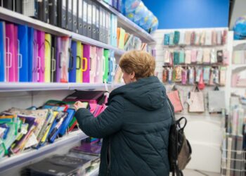 Más de 11.600 escolares vigueses han recibido ya la beca municipal de 205 euros para libros de texto