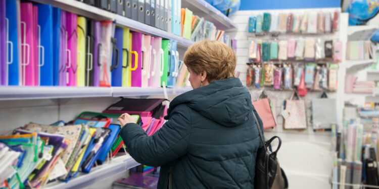 Más de 11.600 escolares vigueses han recibido ya la beca municipal de 205 euros para libros de texto