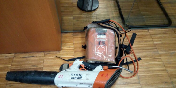 Roba una aspiradora y un soplador del servicio municipal de limpieza y lo acaban pillando