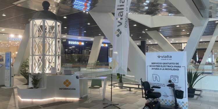 Vialia prestará un scooter eléctrico a personas con movilidad reducida para desplazarse por el centro comercial