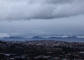 El litoral gallego, en alerta con olas de más de cinco metros