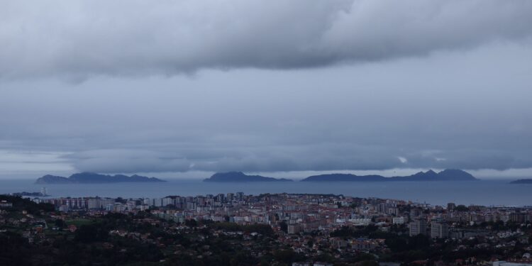 El litoral gallego, en alerta con olas de más de cinco metros