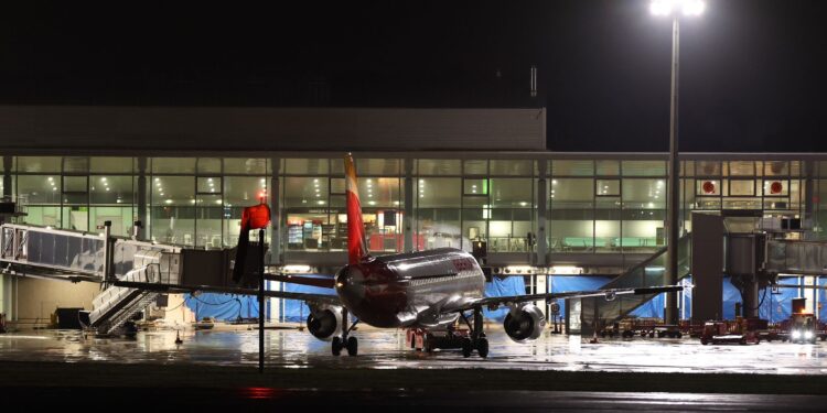 Un rayo causa averías en equipos de radio del aeropuerto de Vigo y en una casa