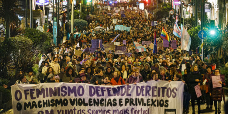 Multitudinaria manifestación del 8M en Vigo por un feminismo que «defiende derechos»