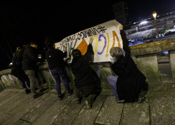 Activistas contra la tala de árboles colocan por la noche pancartas que «desaparecen» de día