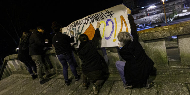 Activistas contra la tala de árboles colocan por la noche pancartas que «desaparecen» de día