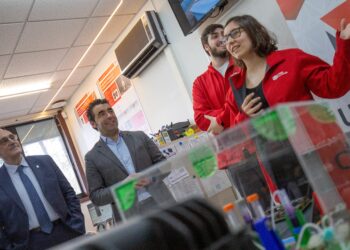 El presidente de la Diputación visita el proyecto SpaceLab de la Universidade de Vigo